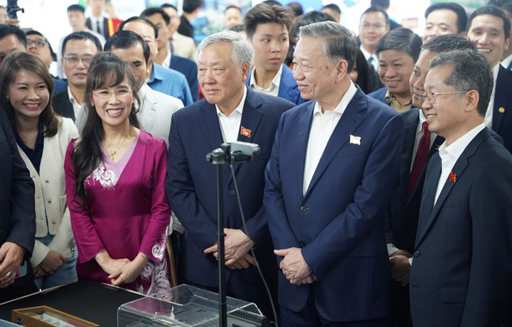 Tổng Bí thư Tô Lâm thăm Trung tâm nghiên cứu, đào tạo thiết kế vi mạch và trí tuệ nhân tạo Đà Nẵng