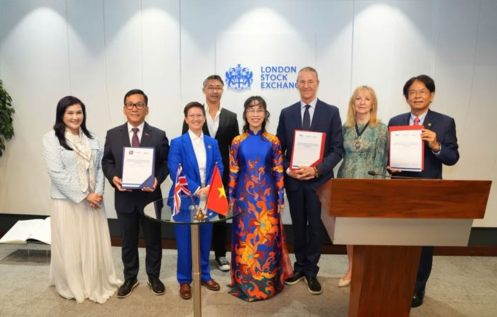 Tiến sĩ Nguyễn Thị Phương Thảo bấm nút khai phiên Sàn giao dịch Chứng khoán London