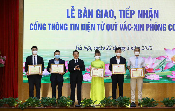 Tập đoàn Sovico bàn giao cổng thanh toán trực tuyến và thông tin điện tử quỹ vắc-xin phòng covid-19 cho Kho bạc Nhà nước